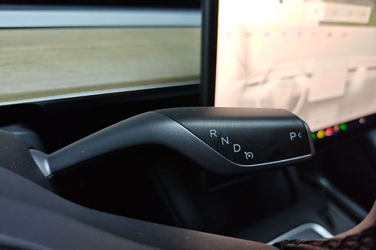 Tesla Model Y 2023 car image #16