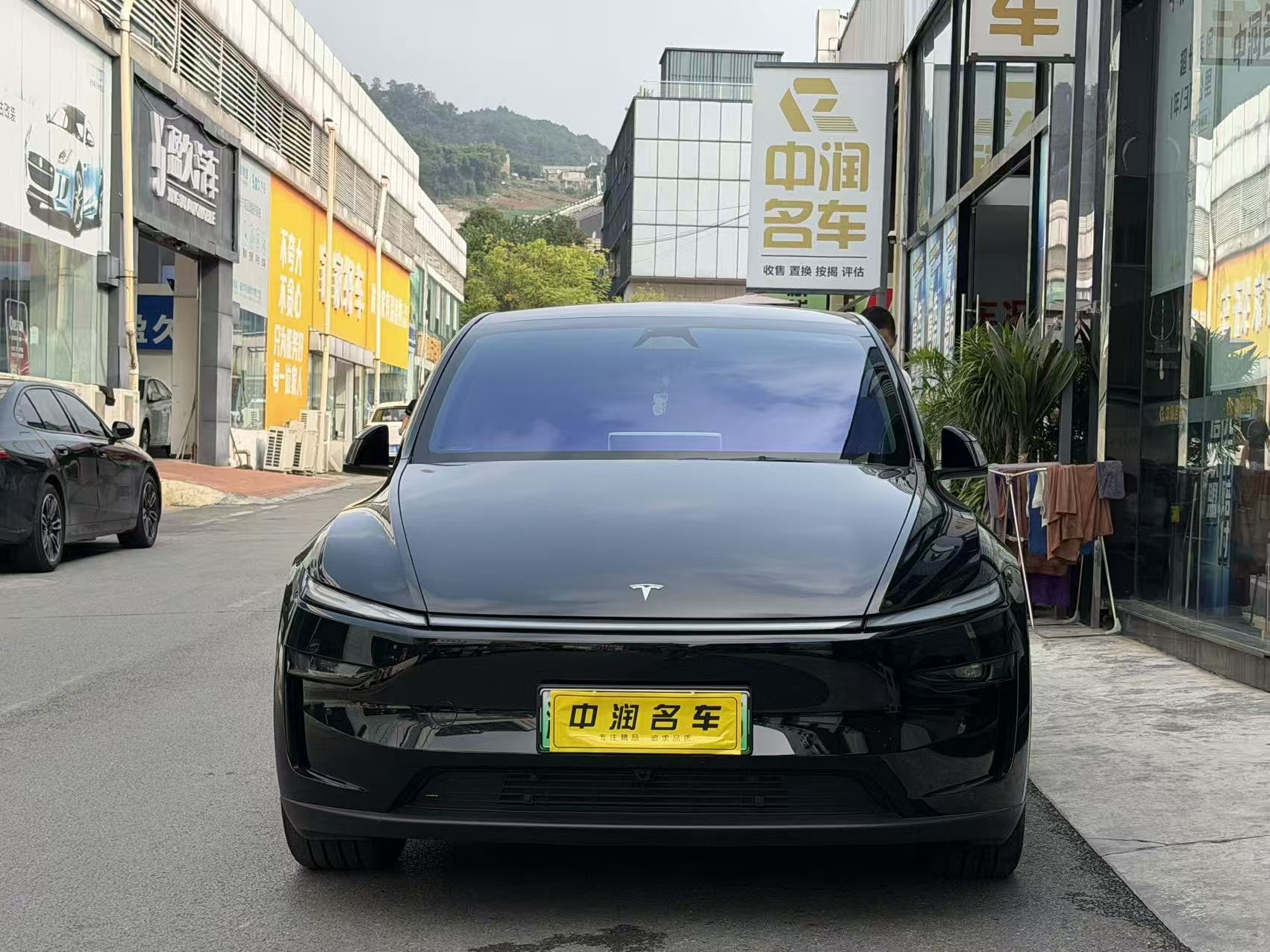 Tesla Model Y 2025 car image #2