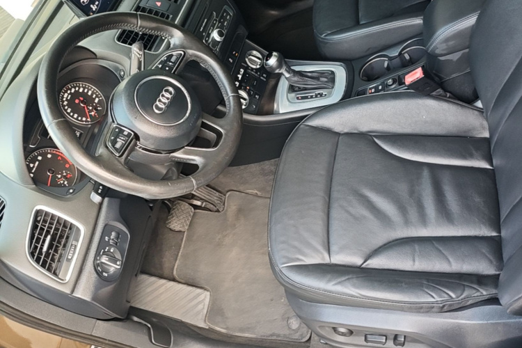 Audi Q3 2015 car image #16