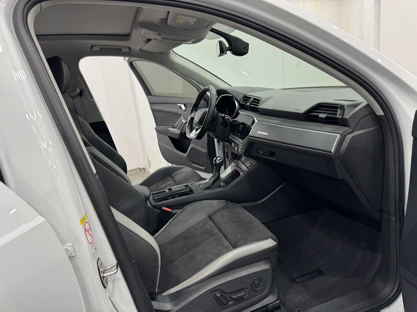 Audi Q3 2022 car image #4