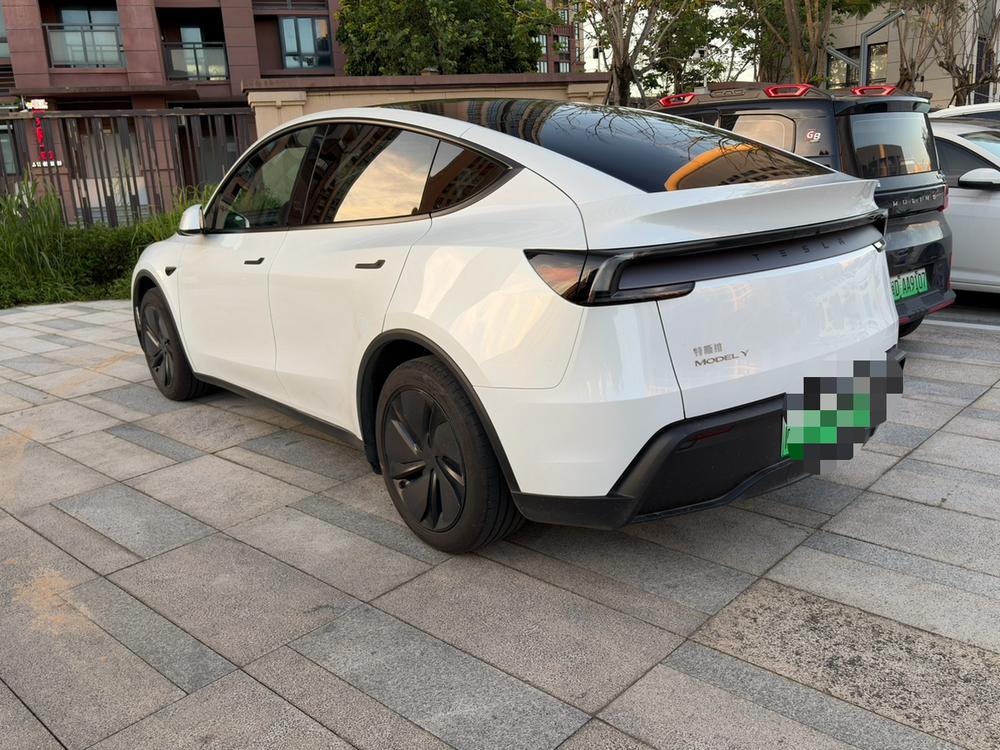 Tesla Model Y 2026 car image #4