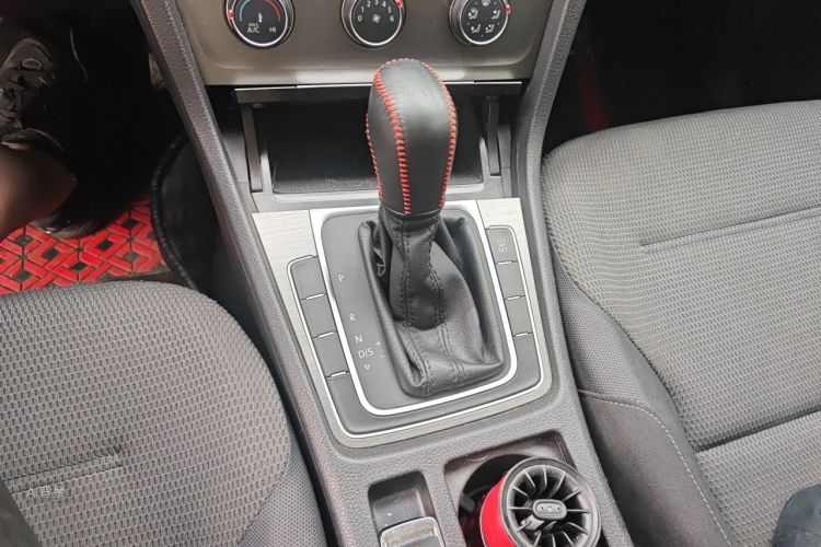 Volkswagen Golf 2015 car image #16
