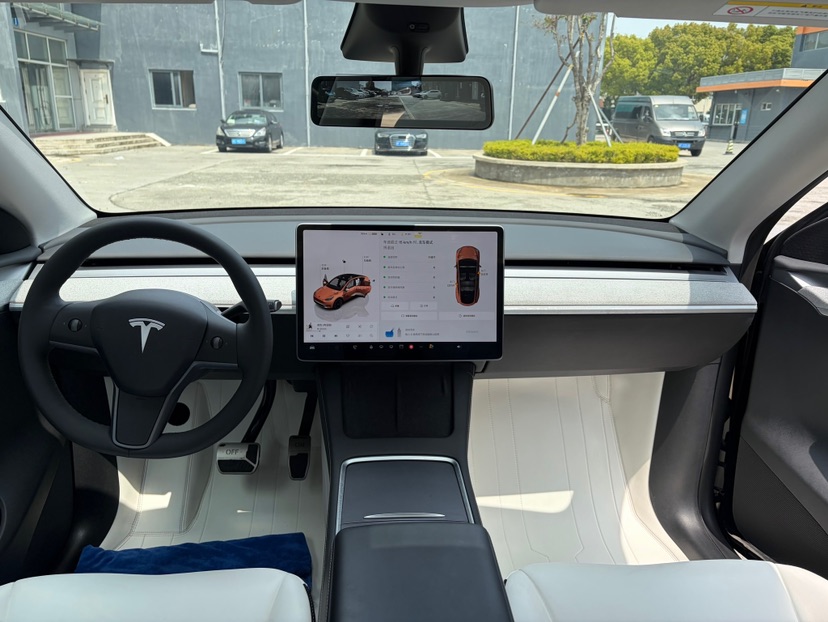 Tesla Model Y 2023 car image #3