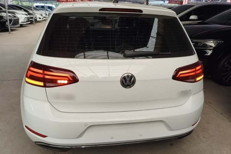 Volkswagen Golf 2019 car image #6