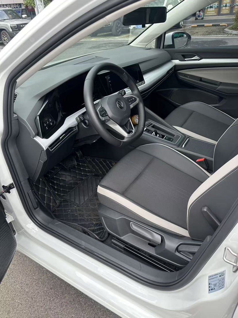 Volkswagen Golf 2022 car image #4