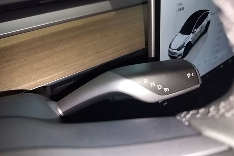 Tesla Model Y 2023 car image #14