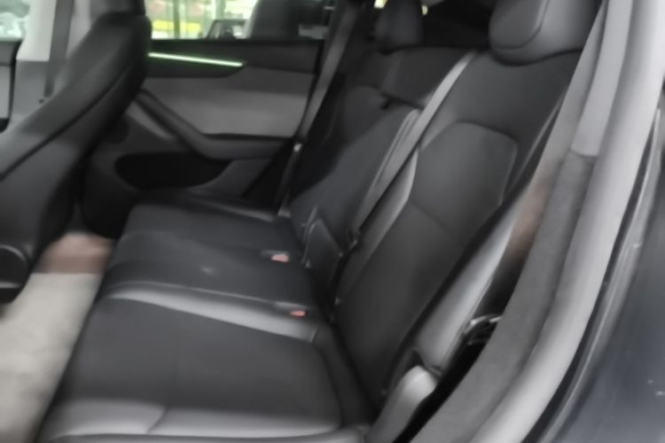 Tesla Model Y 2025 immagine di auto #13