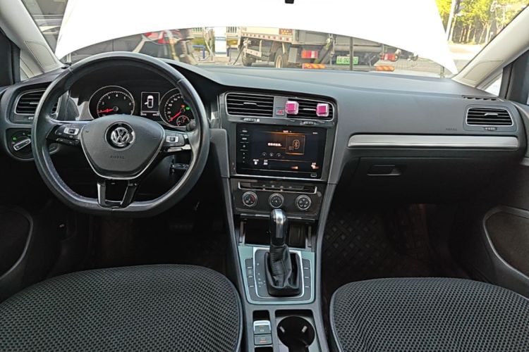 Volkswagen Golf 2020 car image #10