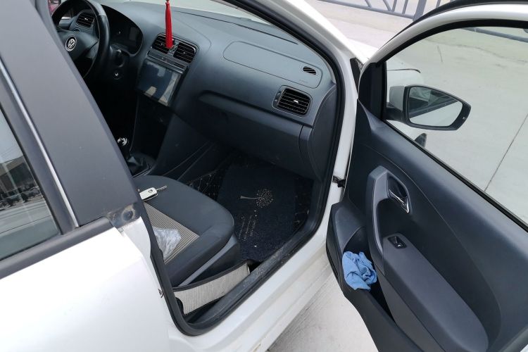Volkswagen Polo 2017 car image #23