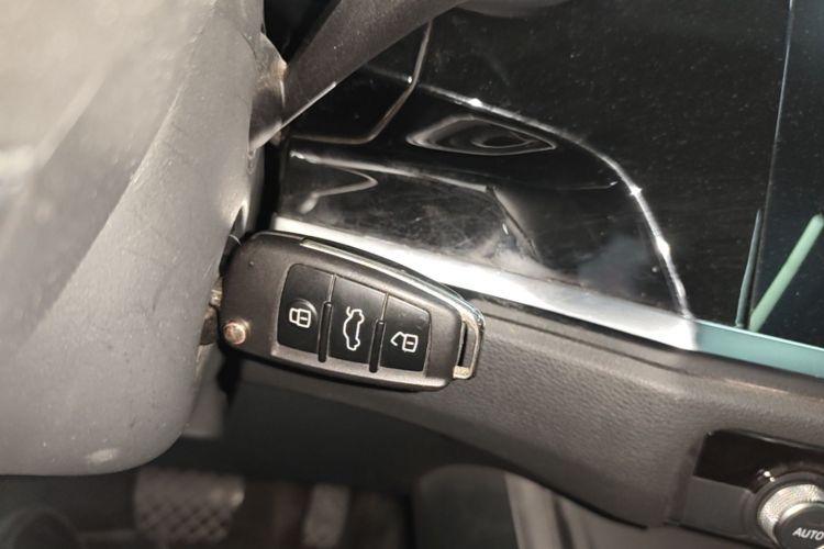 Audi Q3 2021 car image #9