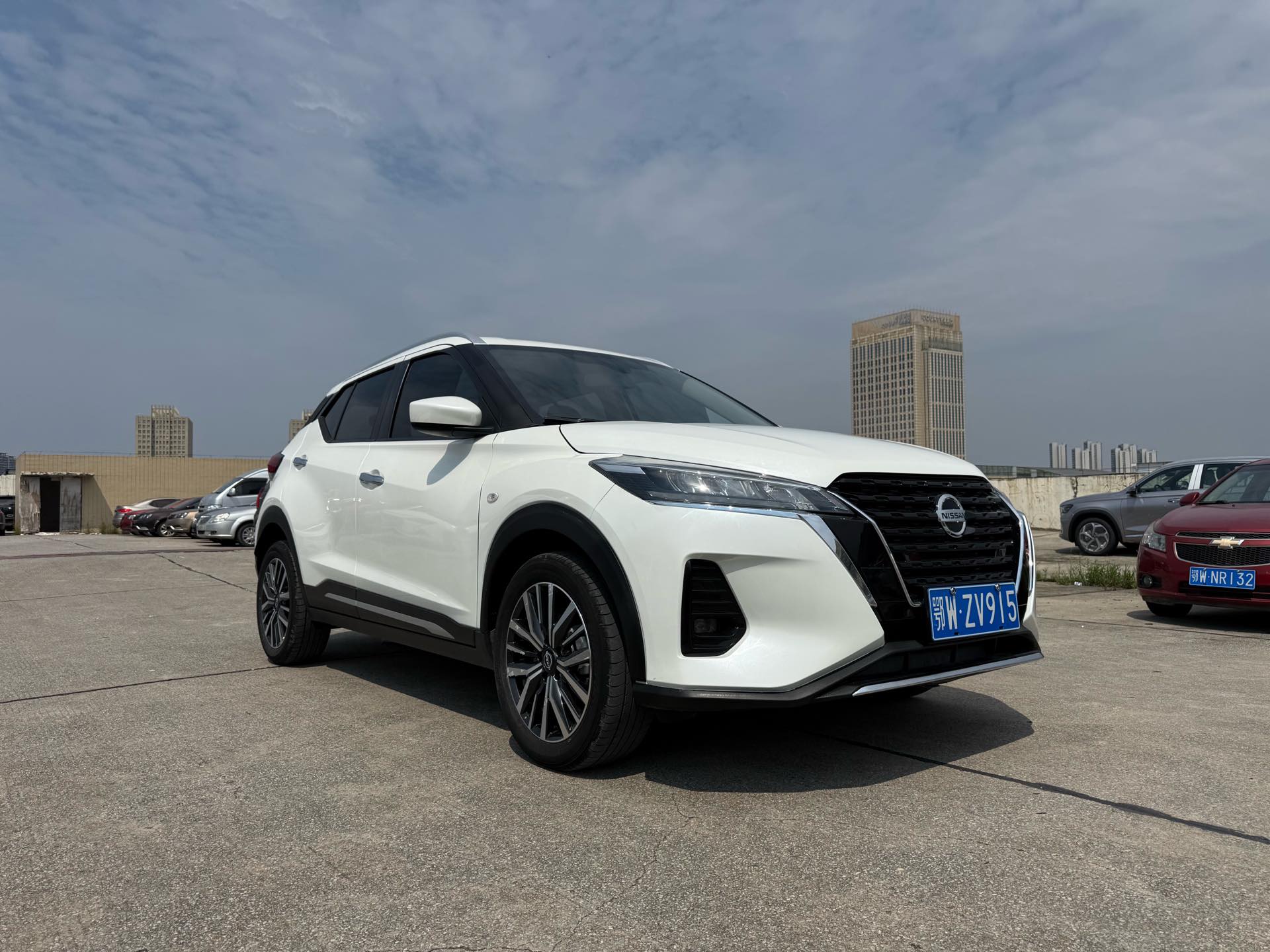 Nissan Kicks 2023 car image #3
