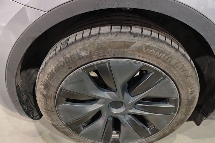 Tesla Model Y 2024 car image #9