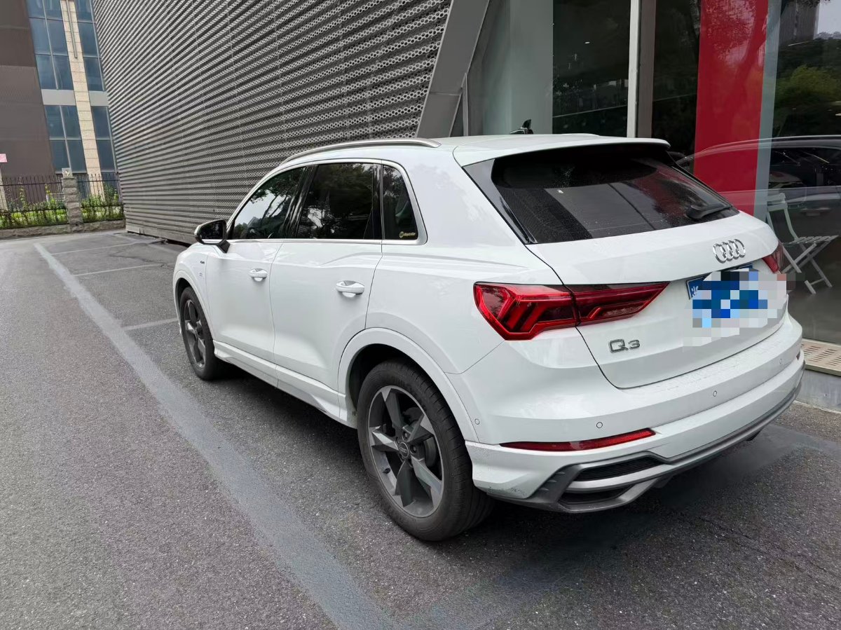 Audi Q3 2023 car image #2