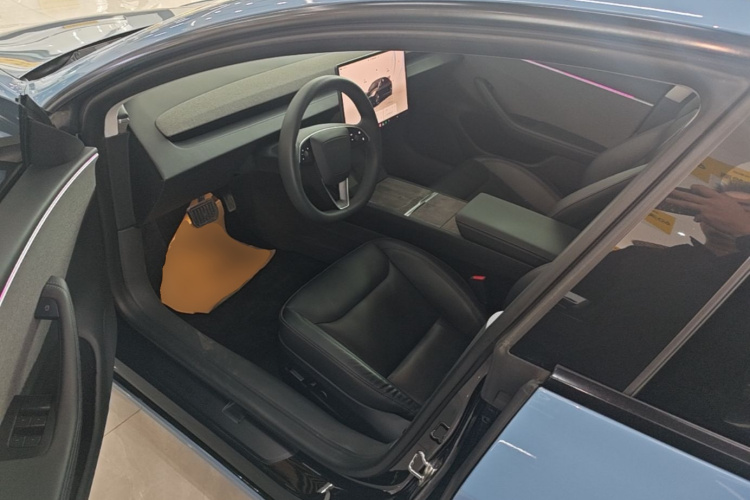 Tesla Model 3 2024 car image #16