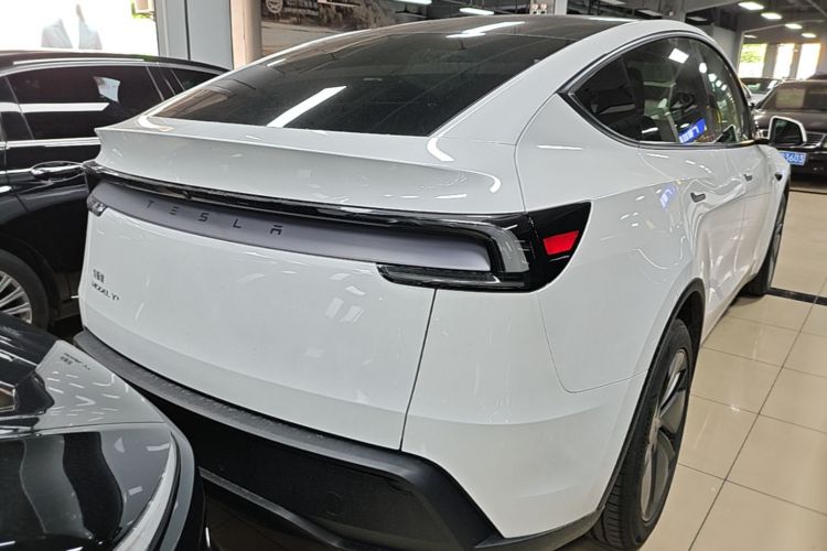 Tesla Model Y 2026 #7 Tesla Model Y 2026 car image #7