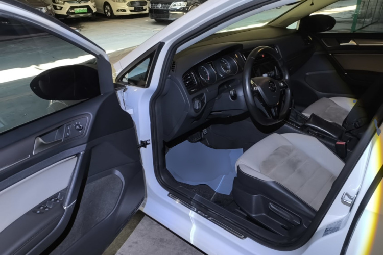 Volkswagen Golf 2017 car image #16