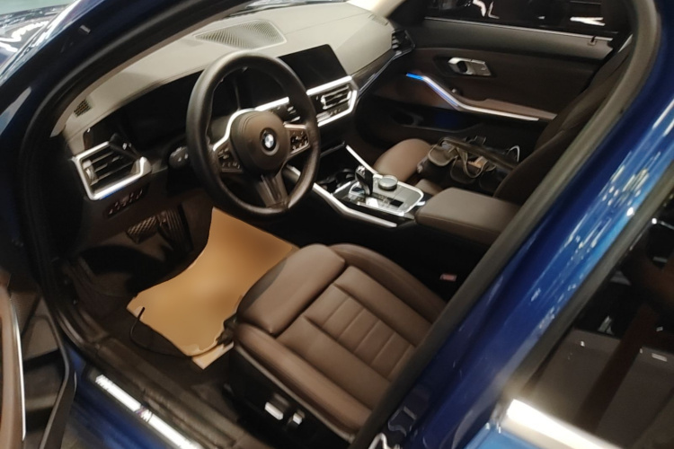 BMW 3 Series 2019 car image #15