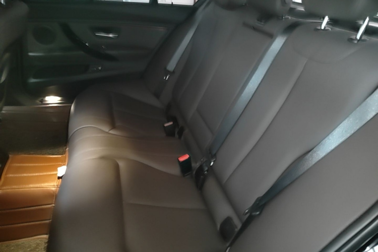 BMW 3 Series 2018 car image #13