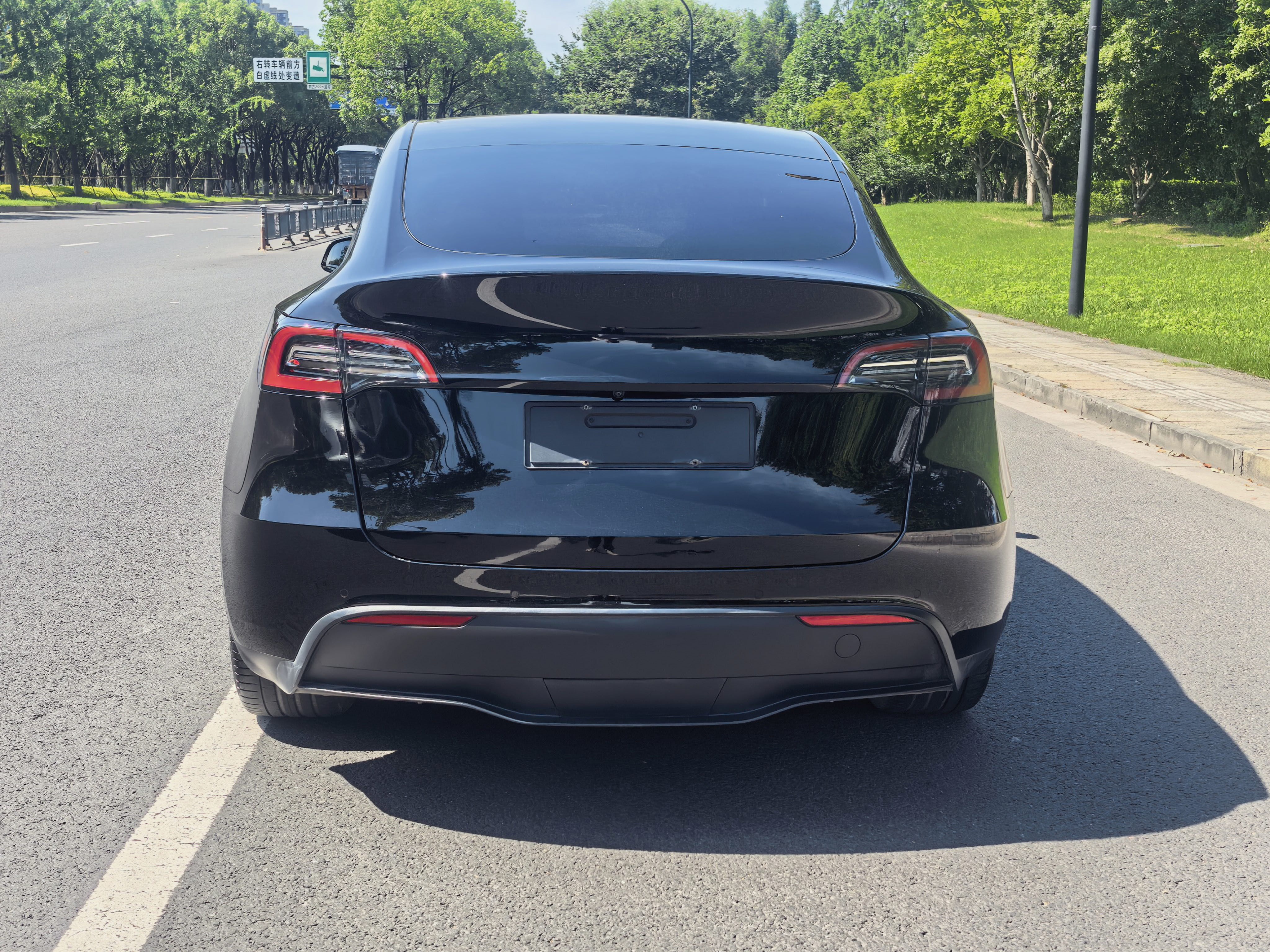 Tesla Model Y 2023 #8 Tesla Model Y 2023 car image #8