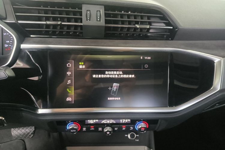 Audi Q3 2019 car image #17