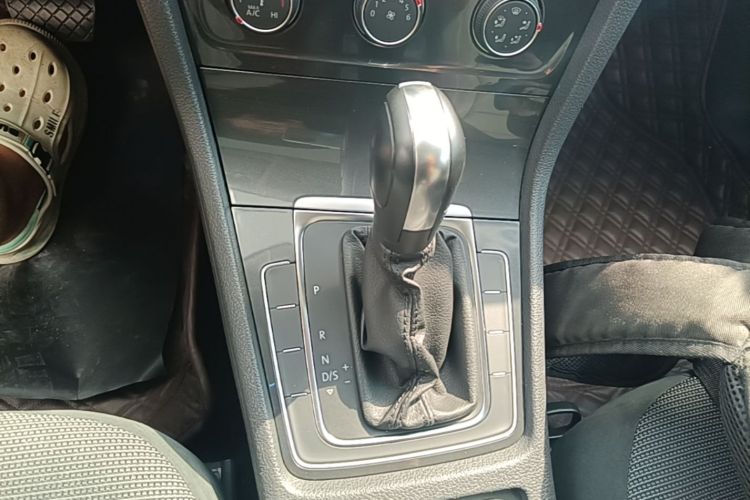 Volkswagen Golf 2018 car image #18