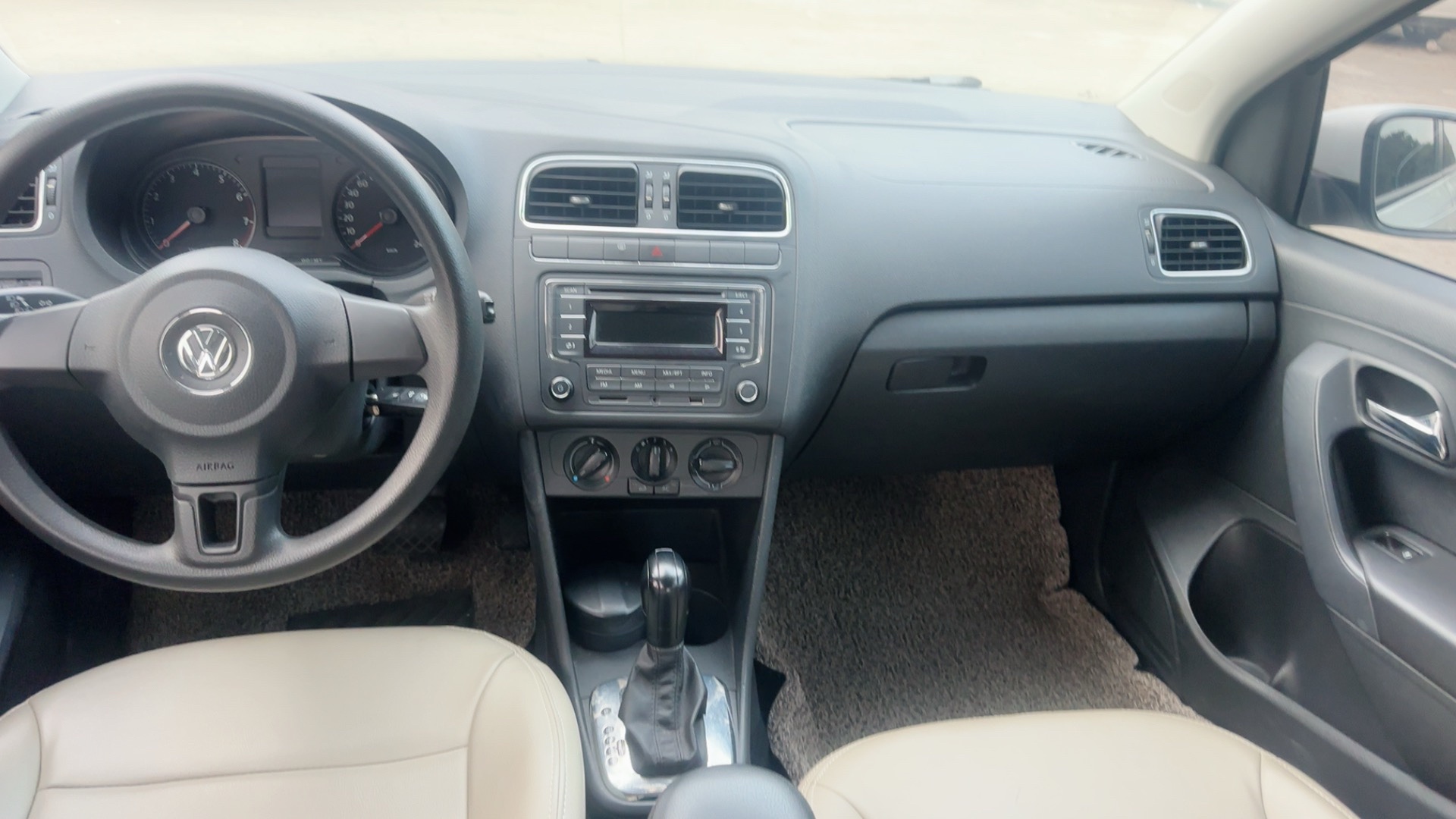 Volkswagen Polo 2013 car image #4