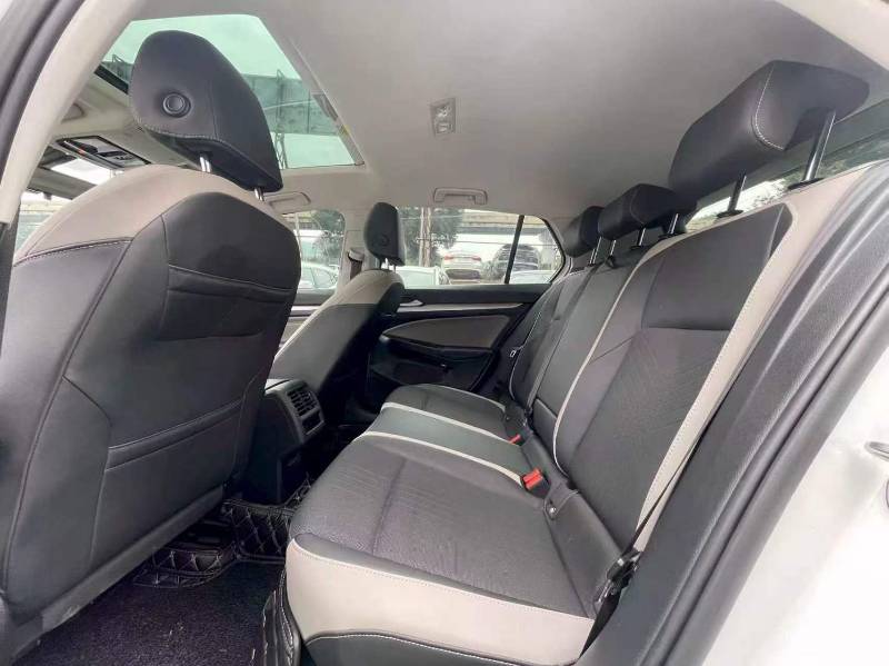 Volkswagen Golf 2022 car image #9