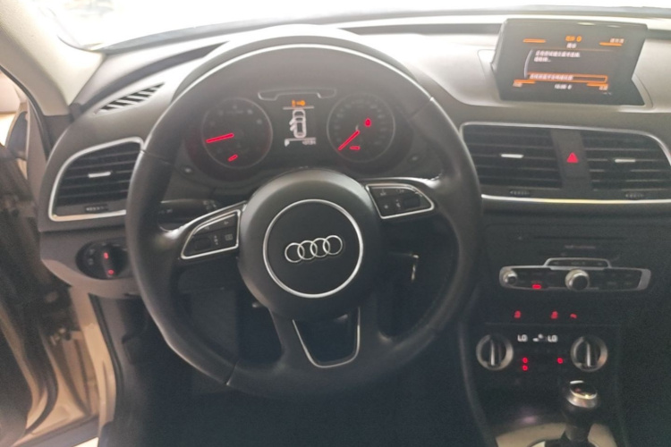 Audi Q3 2014 car image #11