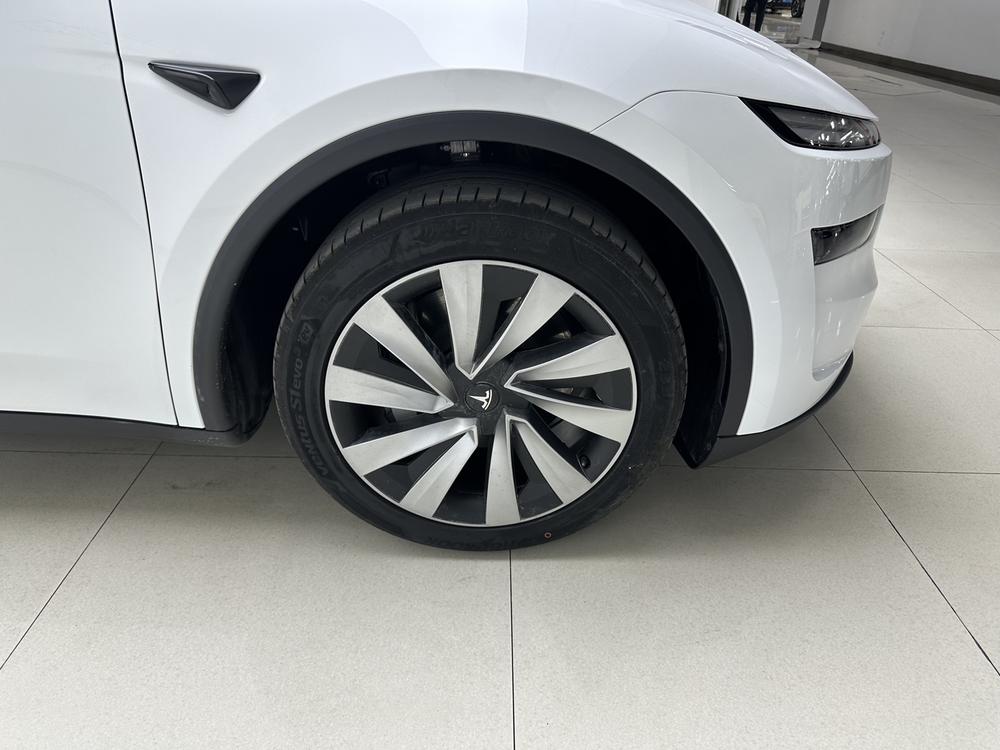 Tesla Model Y 2025 #14 Tesla Model Y 2025 car image #14