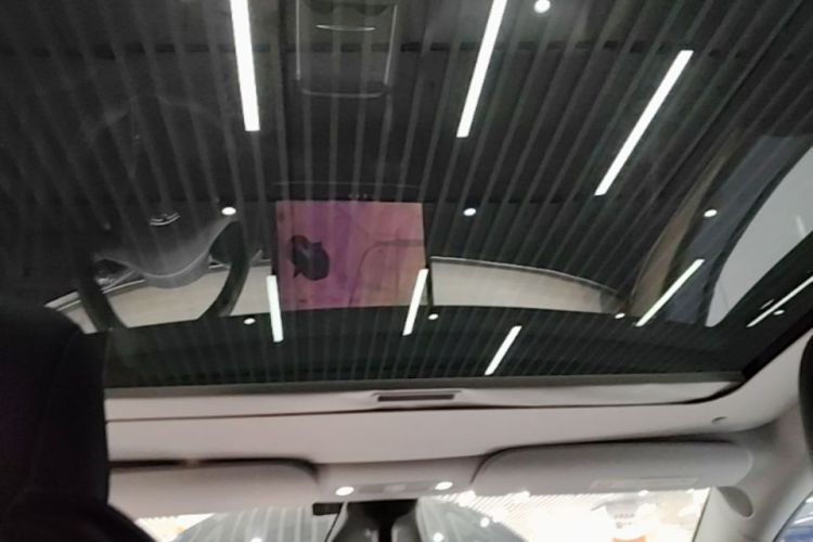 Tesla Model Y 2021 car image #18