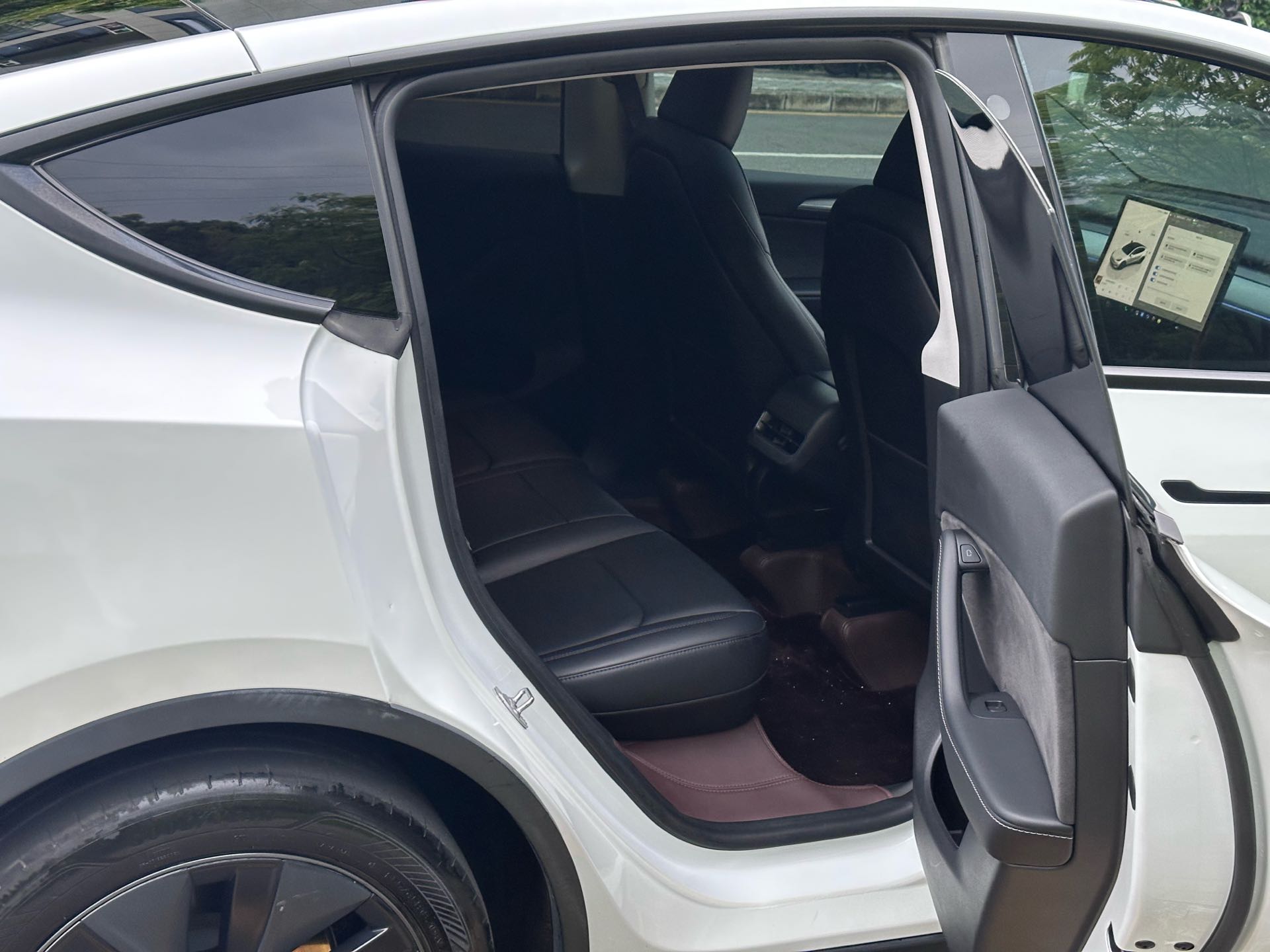 Tesla Model Y 2024 #5 Tesla Model Y 2024 car image #5