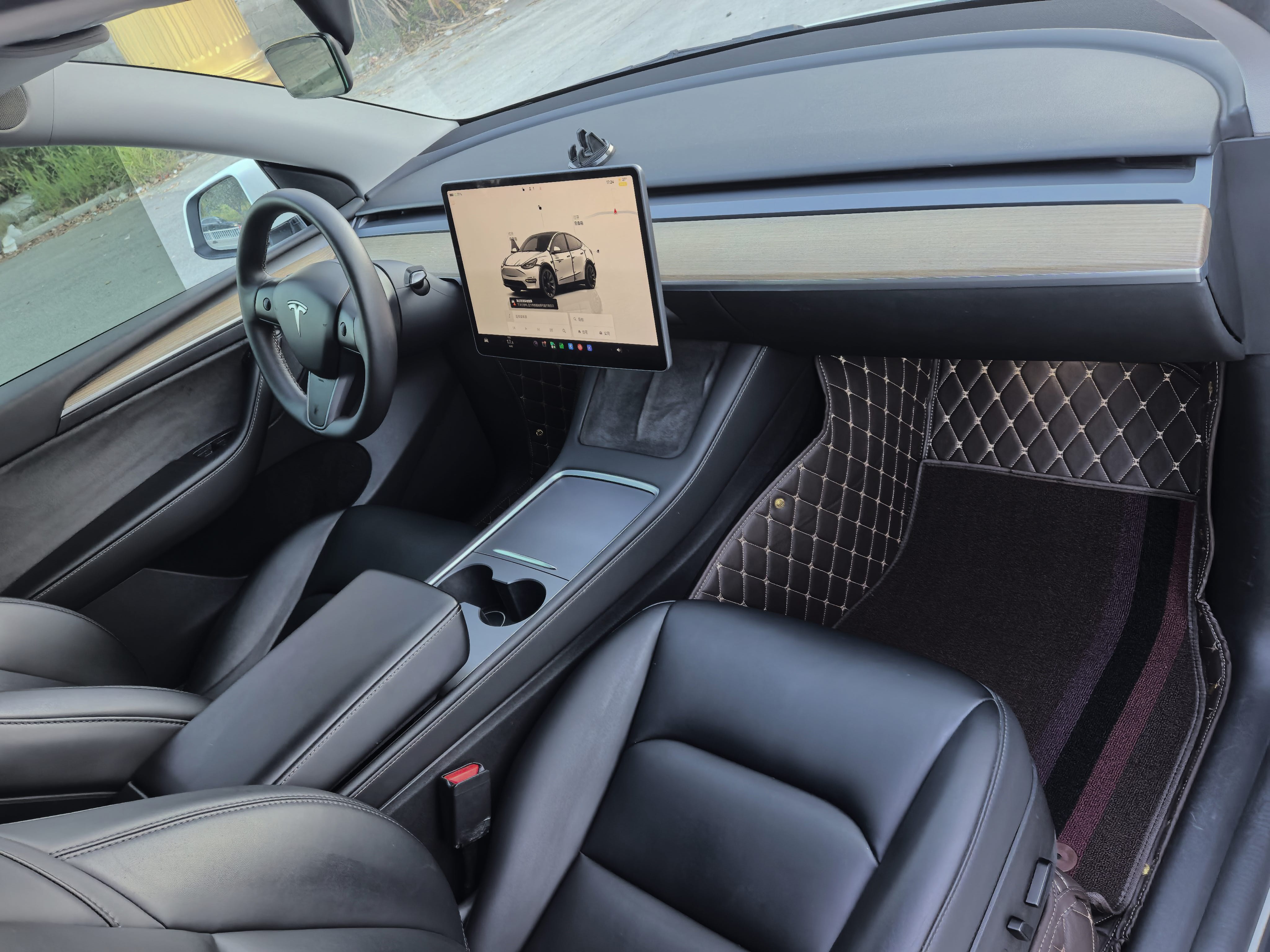 Tesla Model Y 2023 #8 Tesla Model Y 2023 car image #8