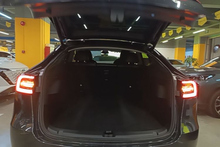 Tesla Model Y 2024 car image #19