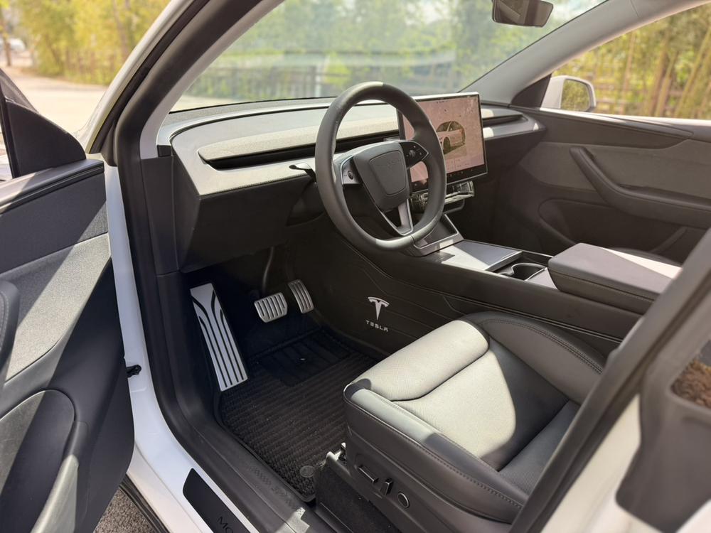 Tesla Model Y 2025 car image #9
