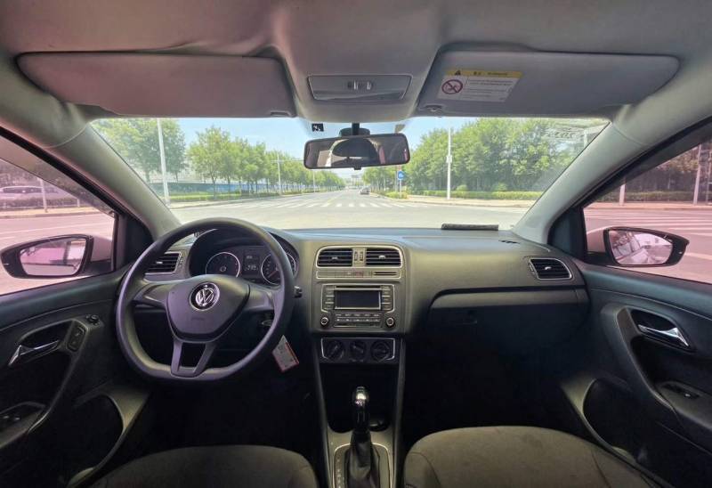 Volkswagen Polo 2015 car image #7