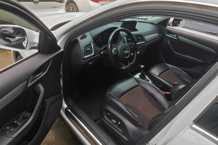 Audi Q3 2017 car image #16