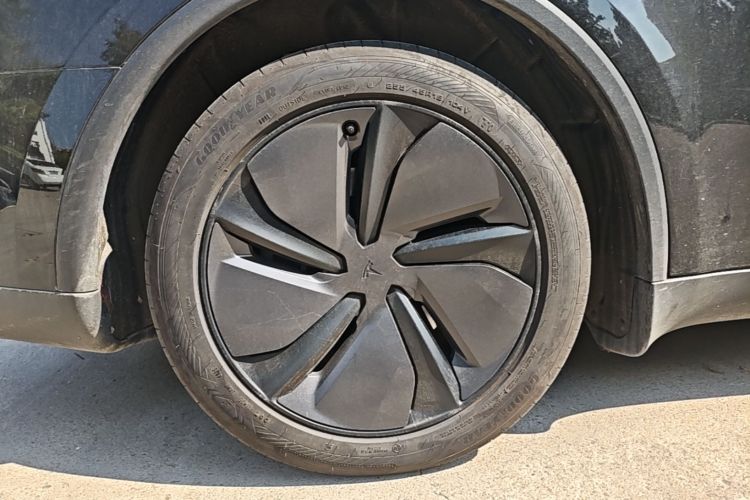 Tesla Model Y 2025 #10 Tesla Model Y 2025 car image #10