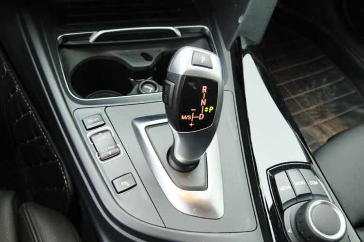 BMW 3 Series 2017 car image #16