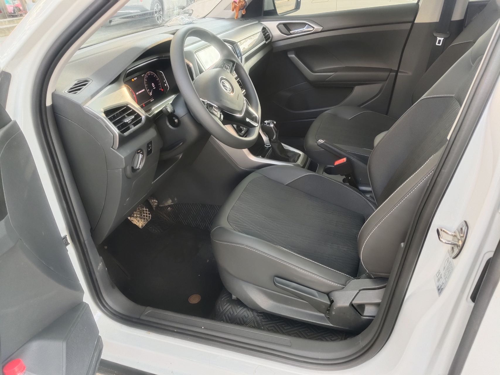 Volkswagen T-Cross 2023 car image #4