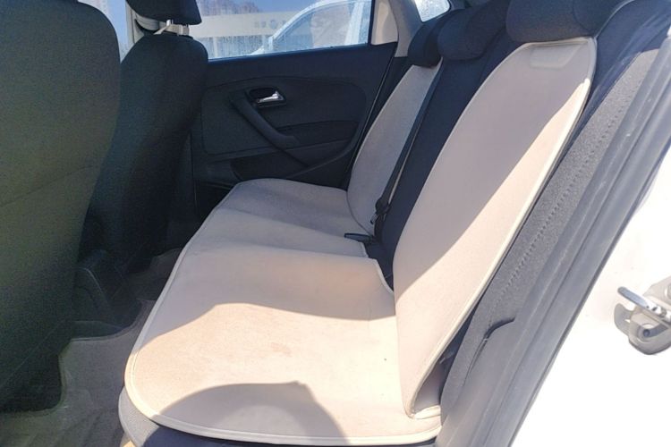 Volkswagen Polo 2015 car image #19