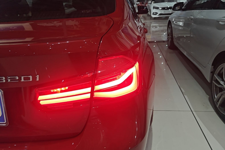 BMW 3 Series 2019 car image #8