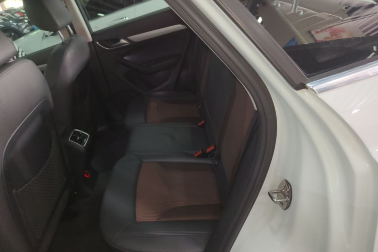 Audi Q3 2017 car image #17