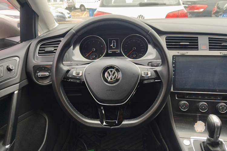Volkswagen Golf 2018 car image #11
