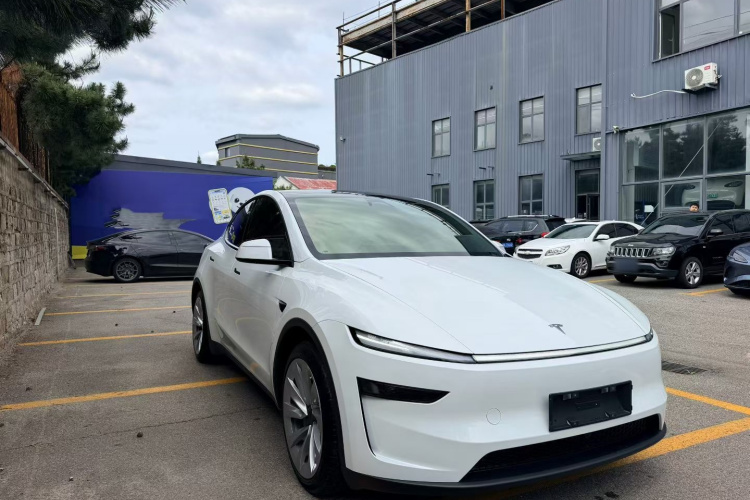 Tesla Model Y 2025 #4 Tesla Model Y 2025 car image #4