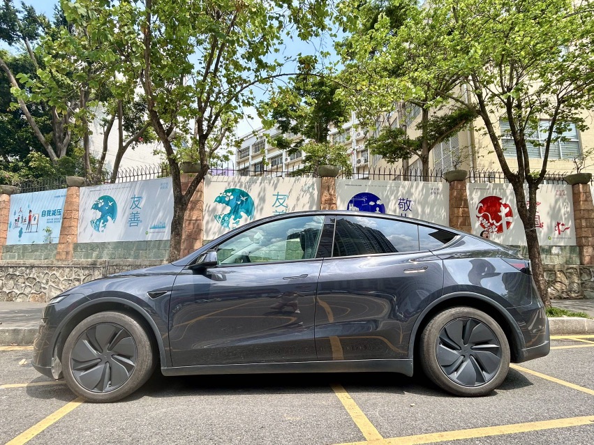 Tesla Model Y 2025 #3 Tesla Model Y 2025 car image #3