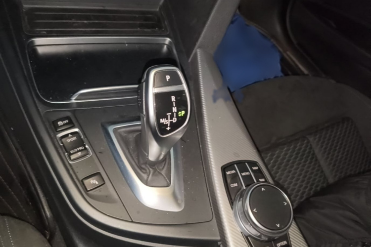 BMW 3 Series 2018 car image #16