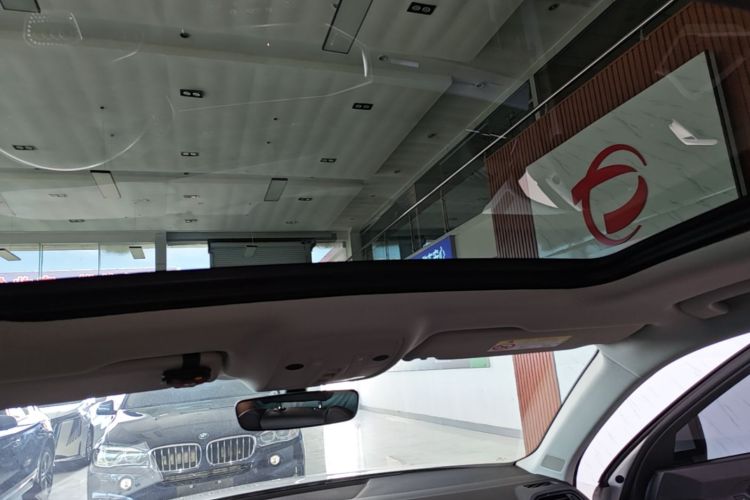 Audi Q3 2019 car image #18