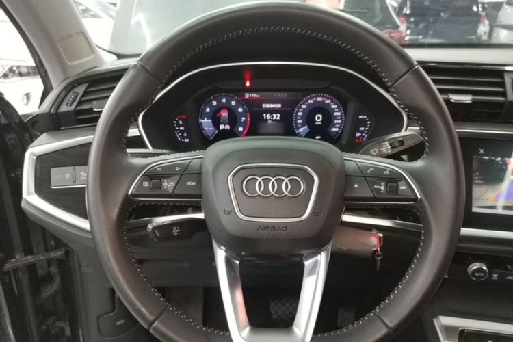 Audi Q3 2020 car image #11