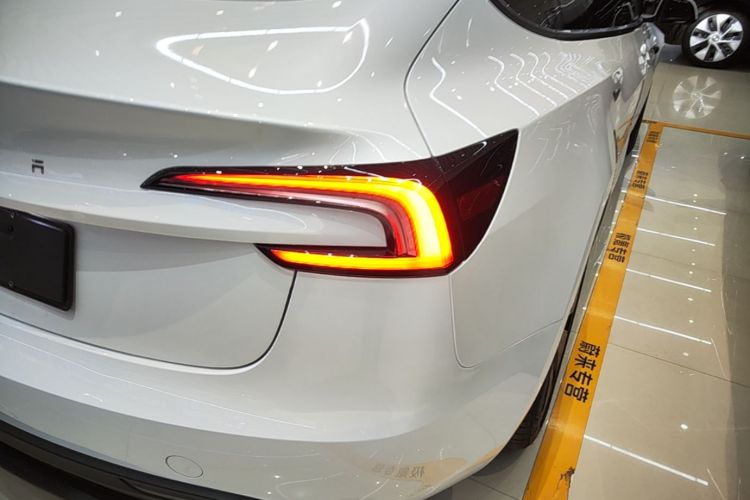 Tesla Model 3 2025 immagine di auto #8