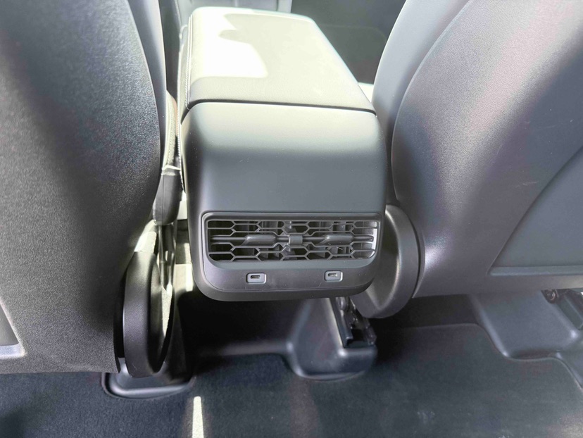 Tesla Model Y 2023 #8 Tesla Model Y 2023 car image #8